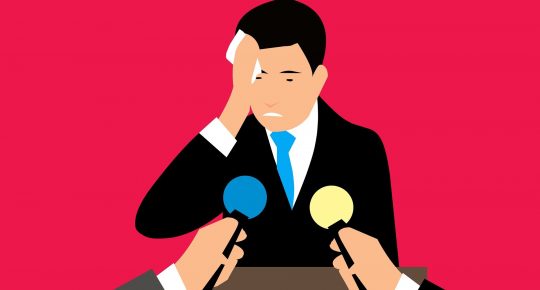 e-réputation : Homme politique qui se frotte la tête